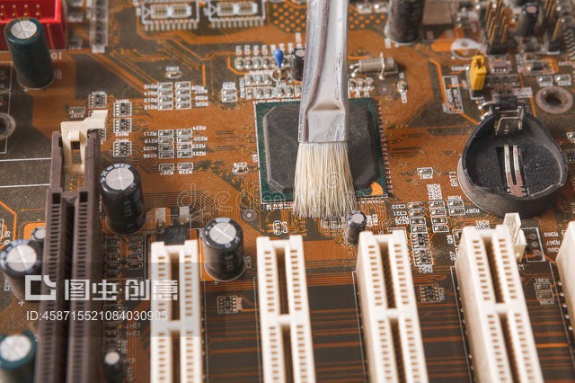 关闭清理计算机组件Cleaning computer components close up
